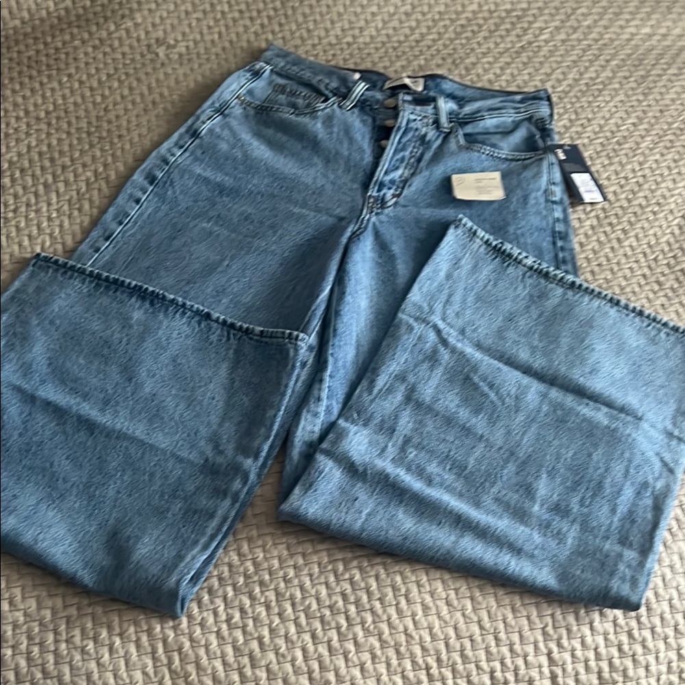 Women’s Universal Thread jeans. Size 4. NWT!